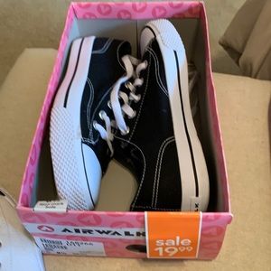 Airwalk tennis shoes size 8 1/2 Black worn once